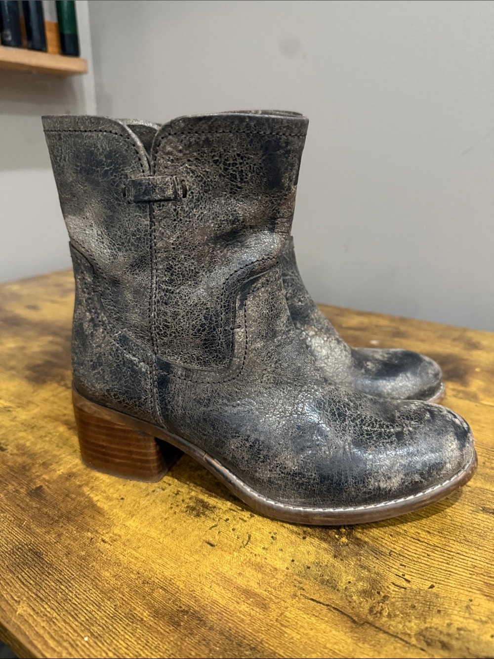 Women’s Short Western Ankle Boots - Distressed Black